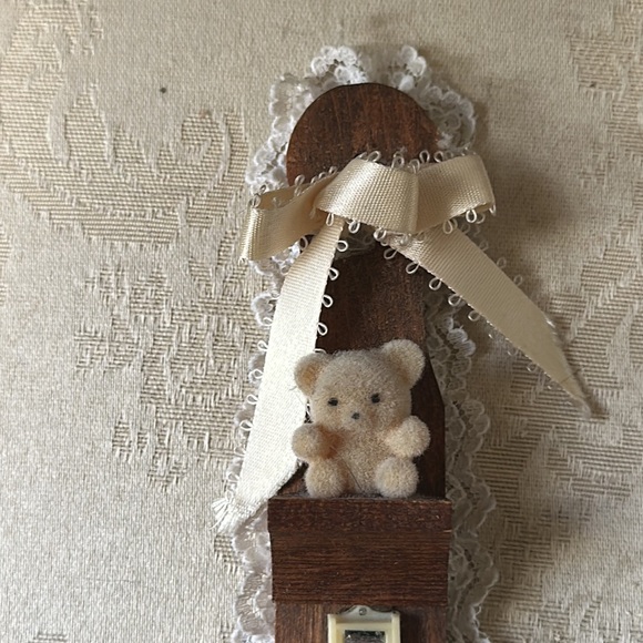 Adorable 1970s retro handmade wooden miniature shelf perfect for a bathroom - Picture 7 of 11